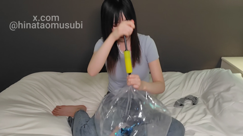 ビーチボールを膨らませて遊ぶ