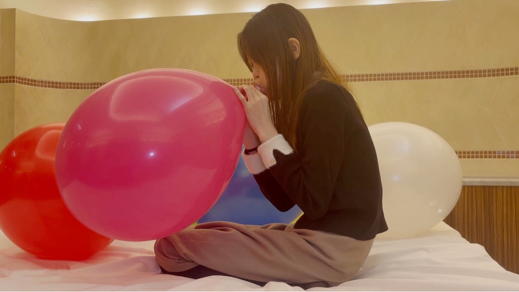 ゲストモデルDさん 風船膨らまし&お尻割り