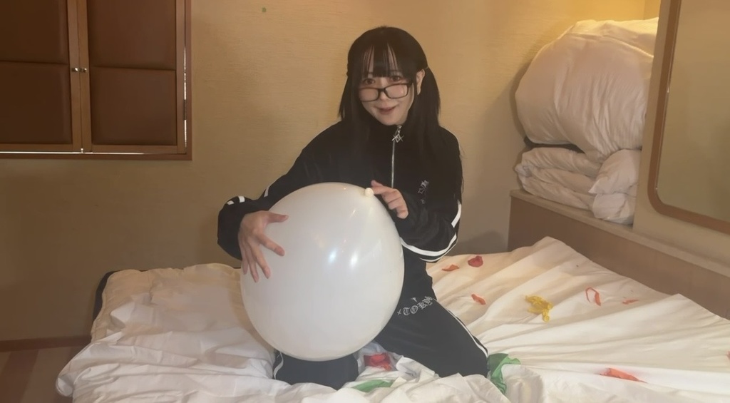 【望月みうなさん】風船お尻割り&抱きつき割り