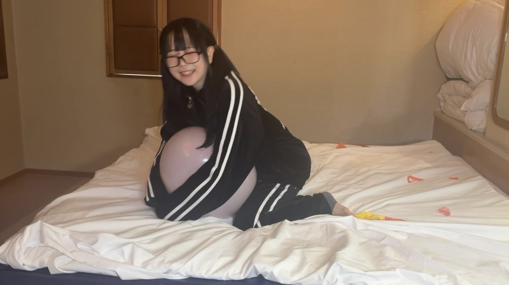 【望月みうなさん】風船お尻割り&抱きつき割り