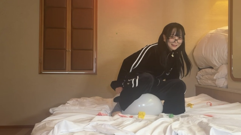 【望月みうなさん】風船お尻割り&抱きつき割り