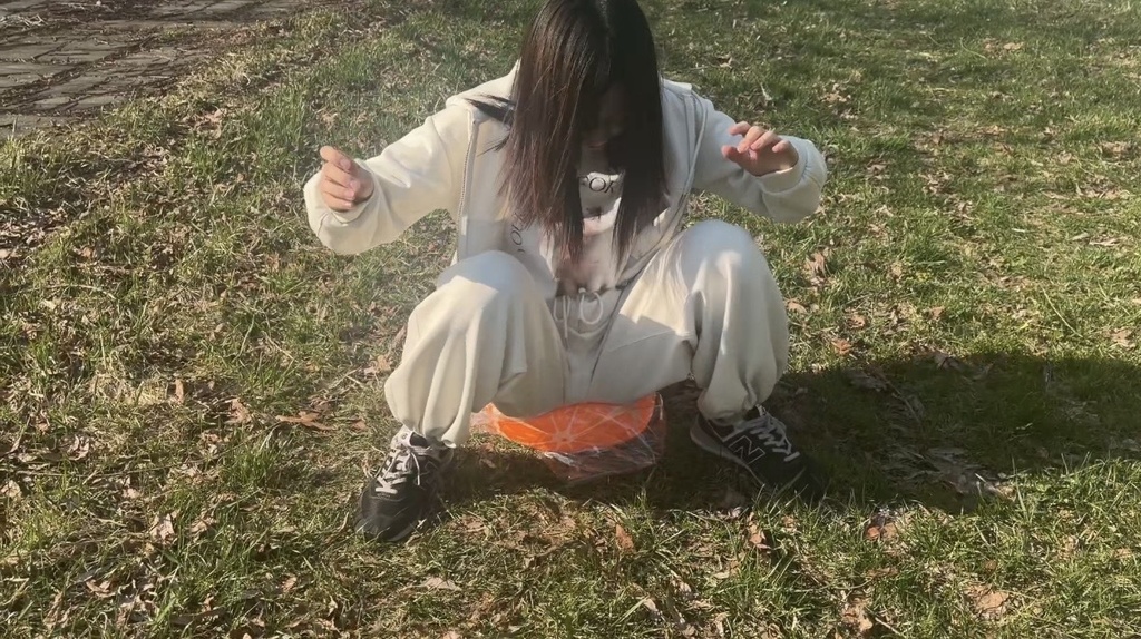 屋外でビーチボール割り