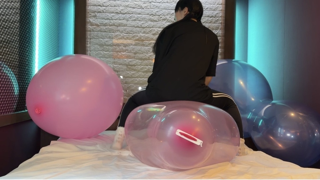 【夢姫しほさん】3種類の巨大風船遊び