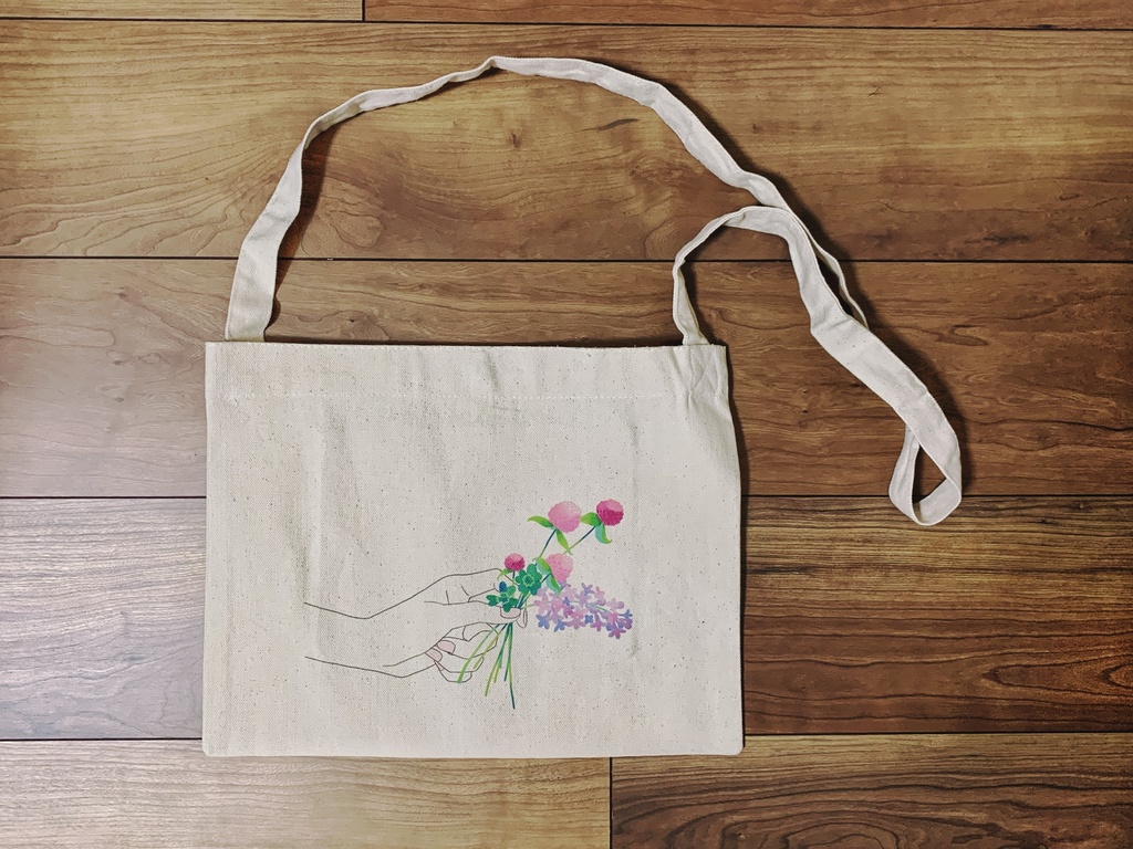 花もつ手のサコッシュ