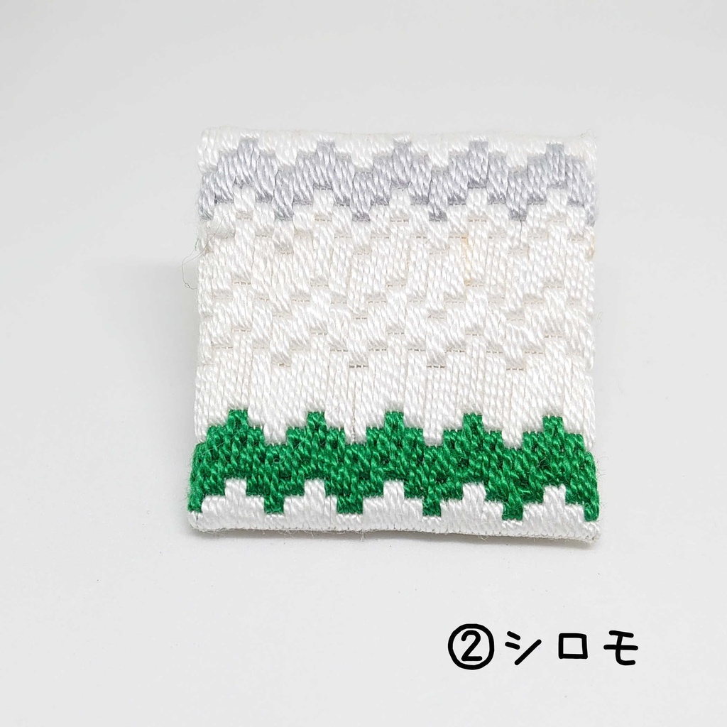 モルカーイメージの絽刺しブローチ