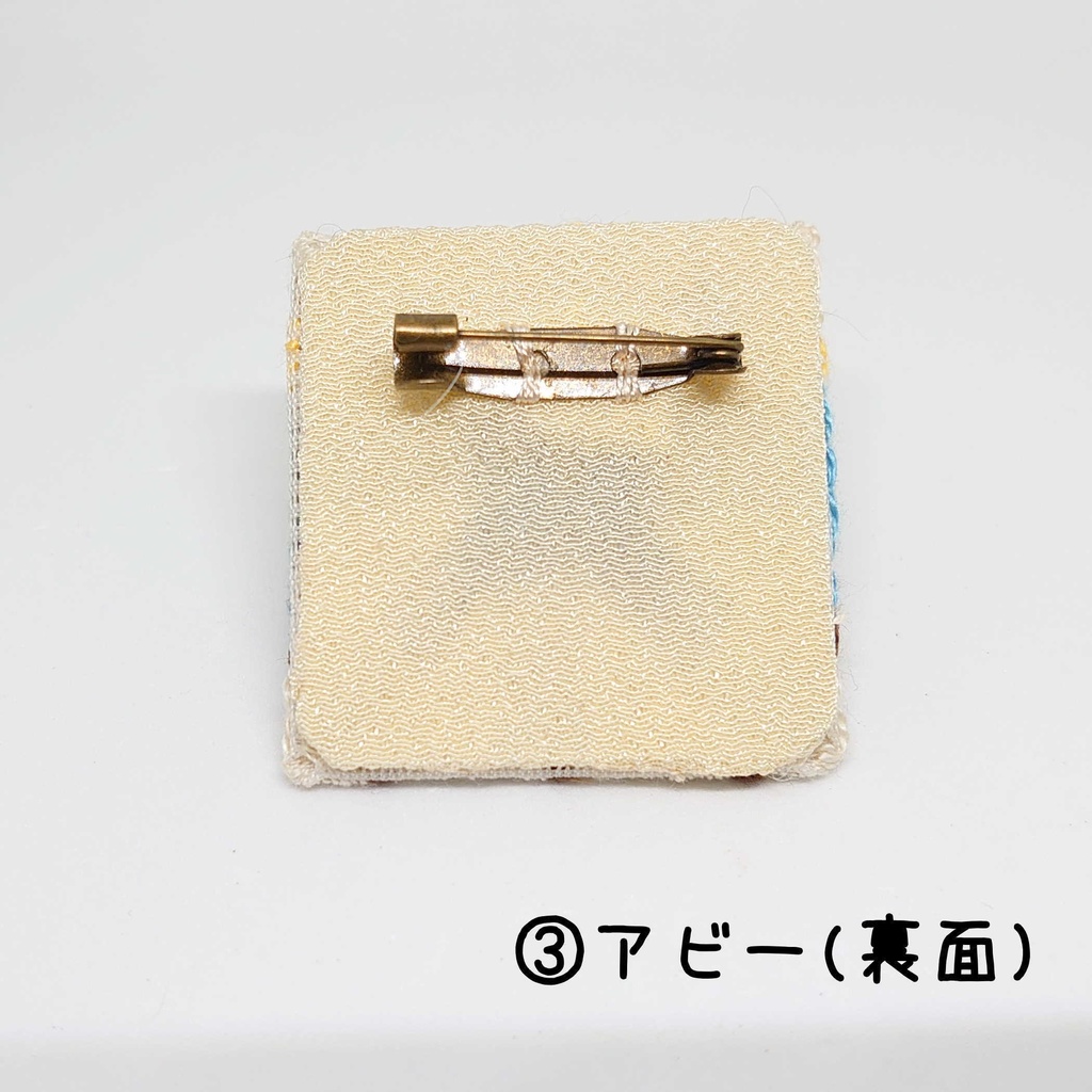 モルカーイメージの絽刺しブローチ