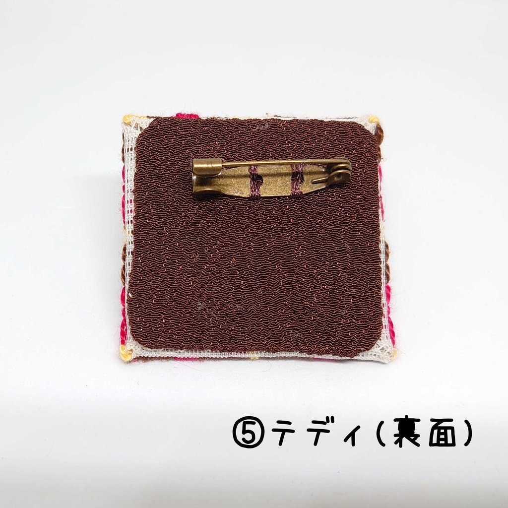 モルカーイメージの絽刺しブローチ