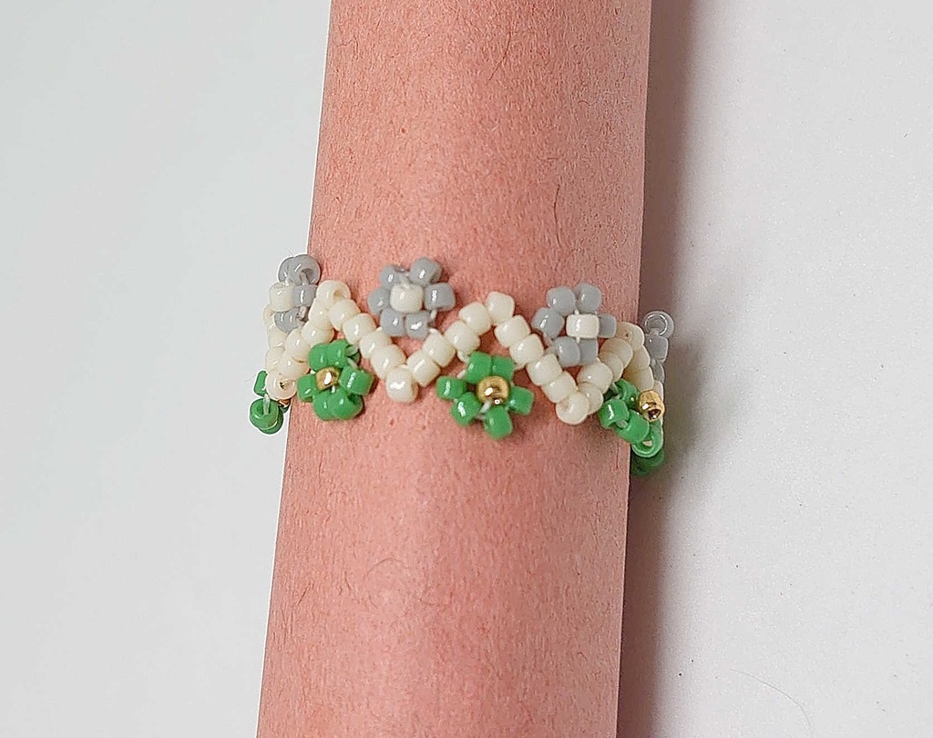 モルカーイメージのフラワービーズリング