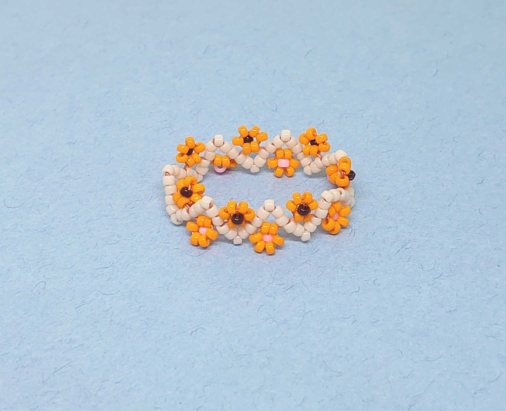 モルカーイメージのフラワービーズリング