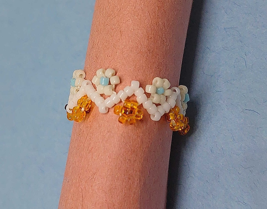 モルカーイメージのフラワービーズリング