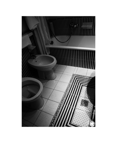 イタリアはトイレまでお洒落なんだなぁTシャツ