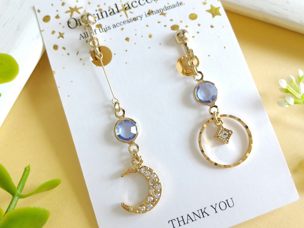 月のアシンメトリーのブルーピアス(イヤリング)