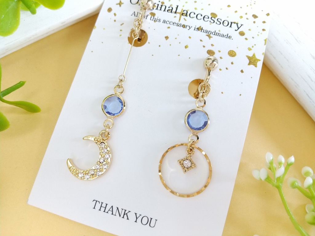 月のアシンメトリーのブルーピアス(イヤリング)