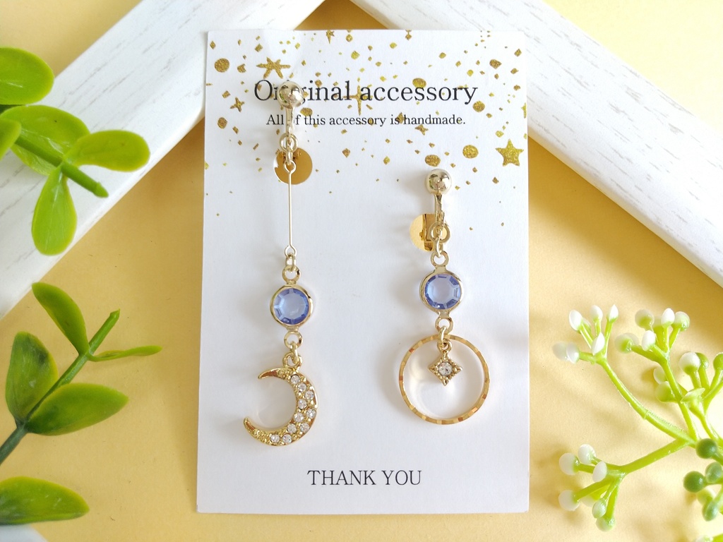 月のアシンメトリーのブルーピアス(イヤリング)