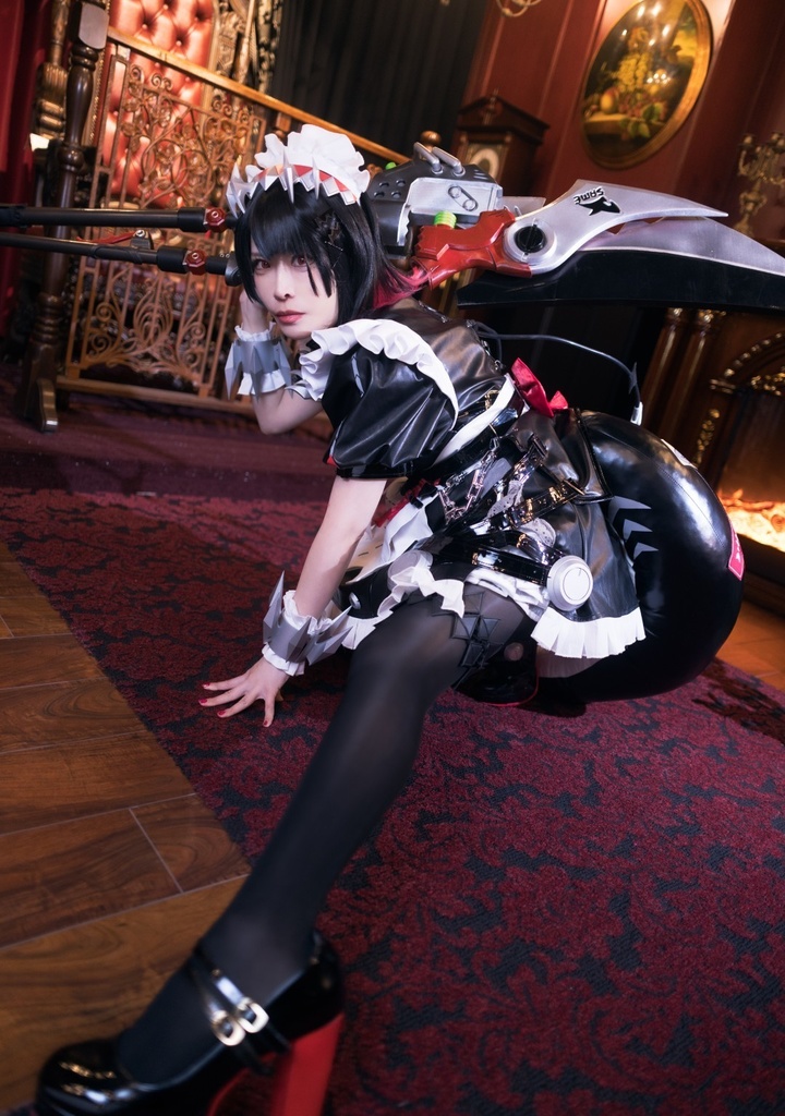 制服、タイツ、サメのしっぽ