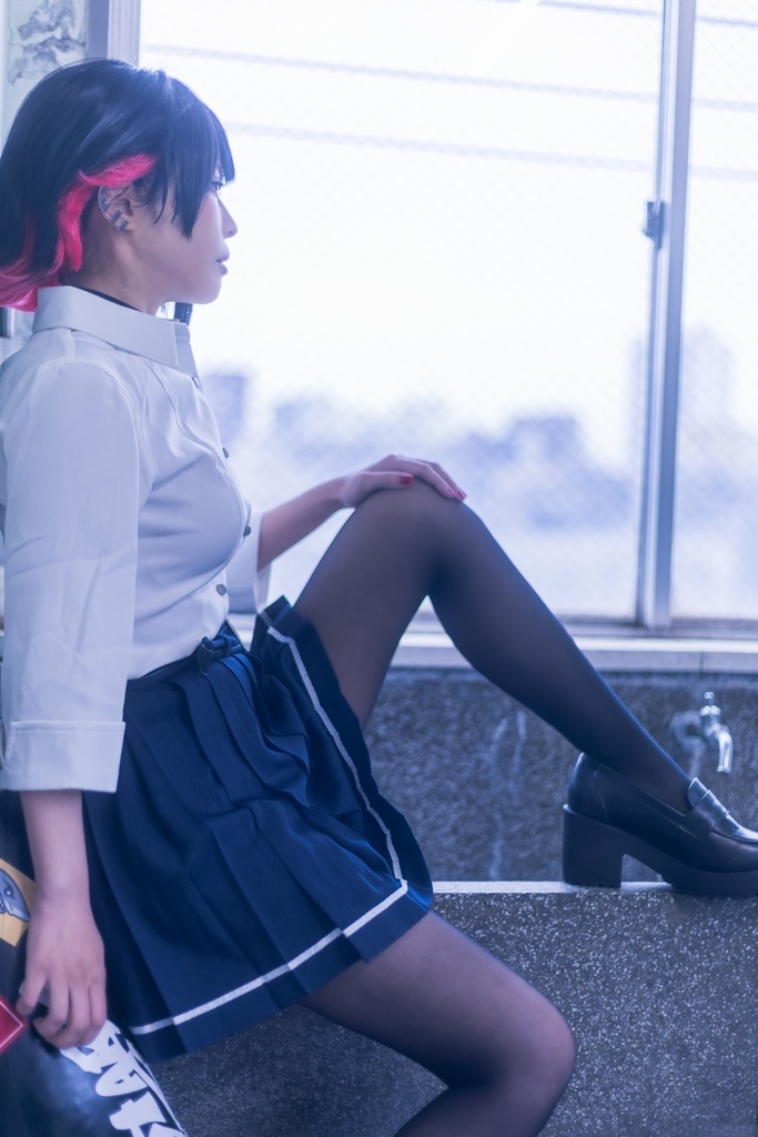 制服、タイツ、サメのしっぽ