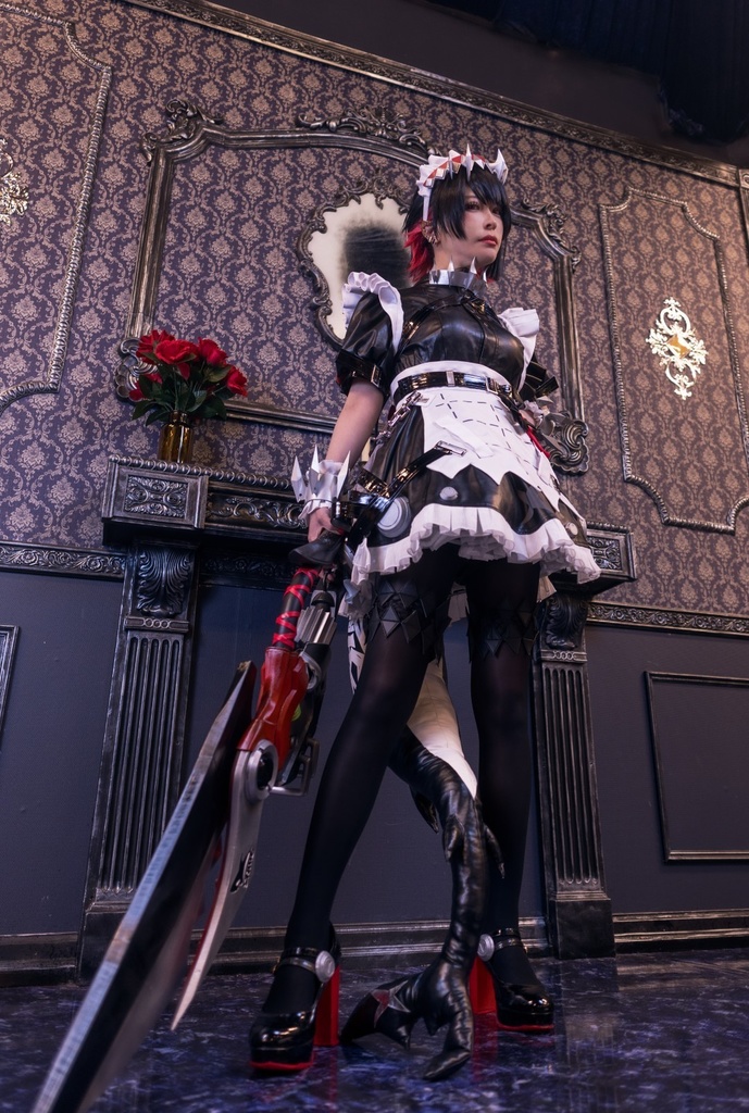 制服、タイツ、サメのしっぽ