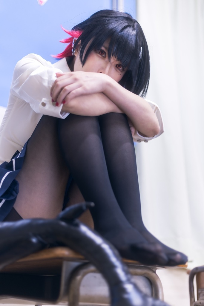 制服、タイツ、サメのしっぽ