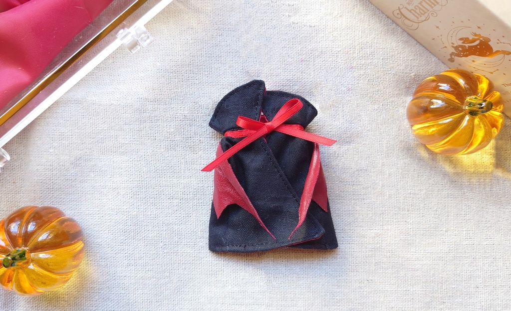 羽が曲がるヴァンパイアマント