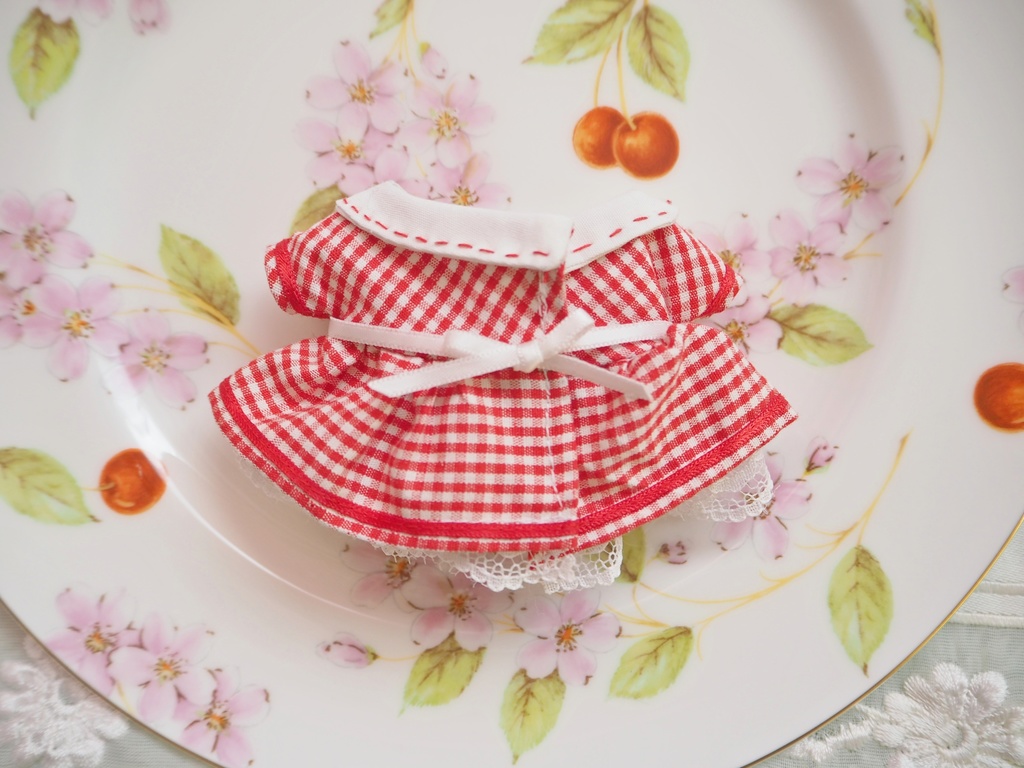 さくらんぼの刺繍ワンピースす