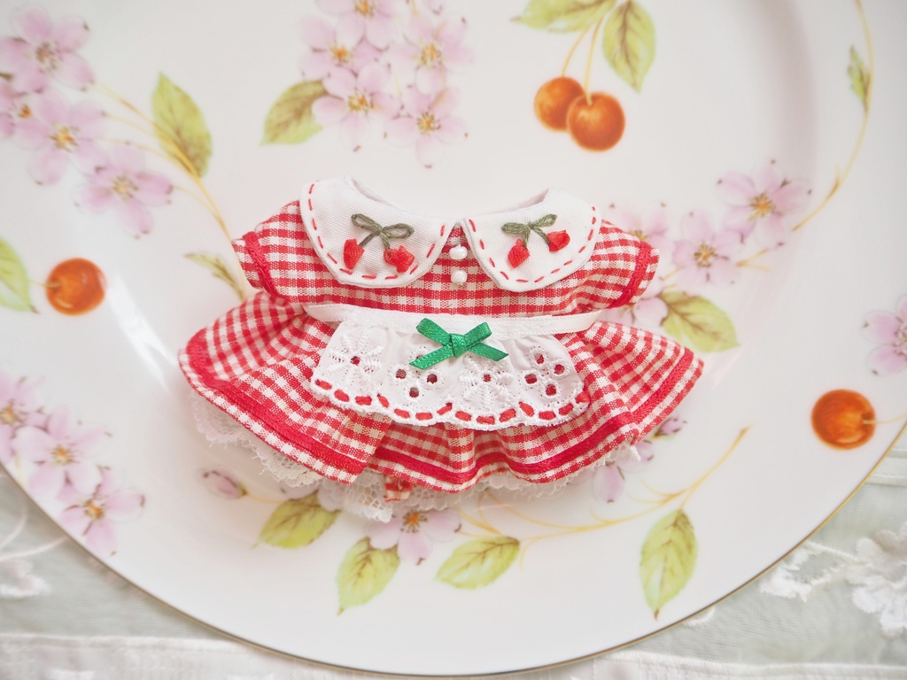 さくらんぼの刺繍ワンピースす