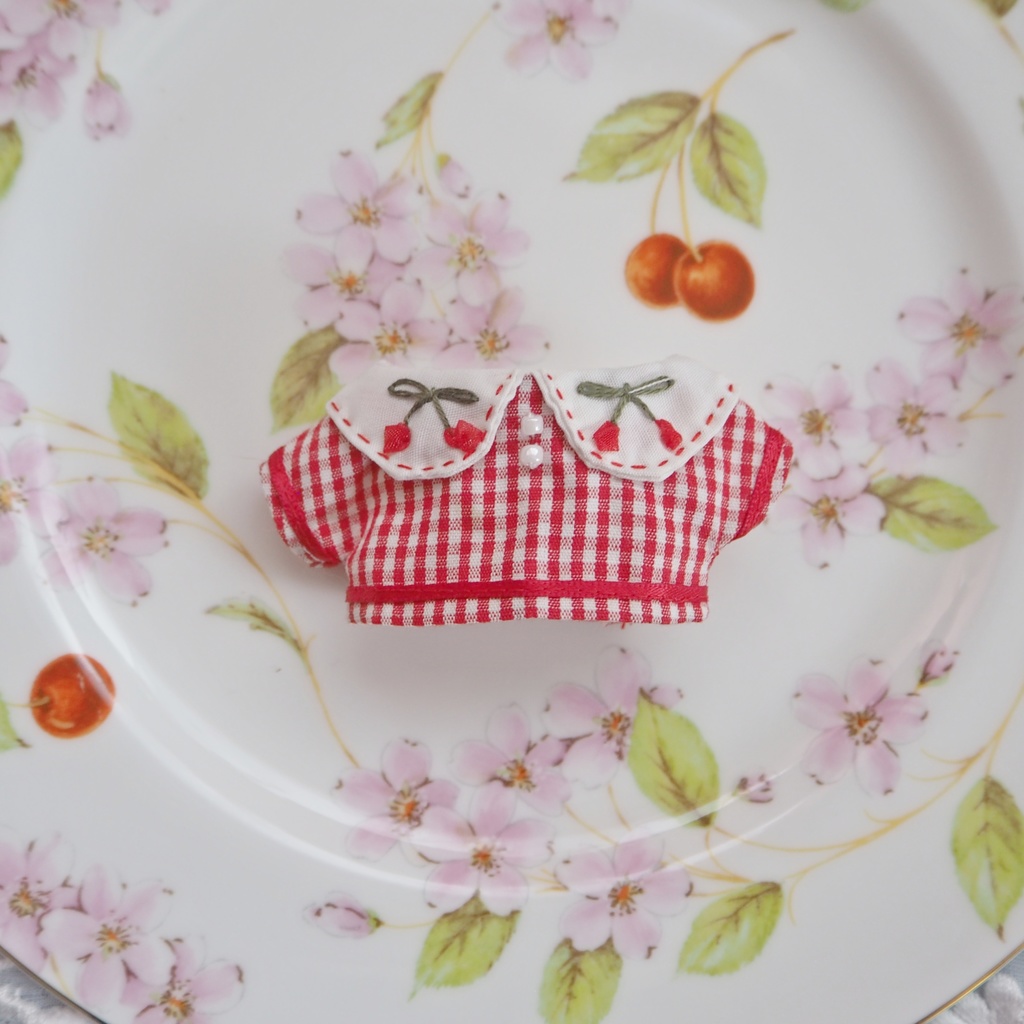 さくらんぼの刺繍シャツ