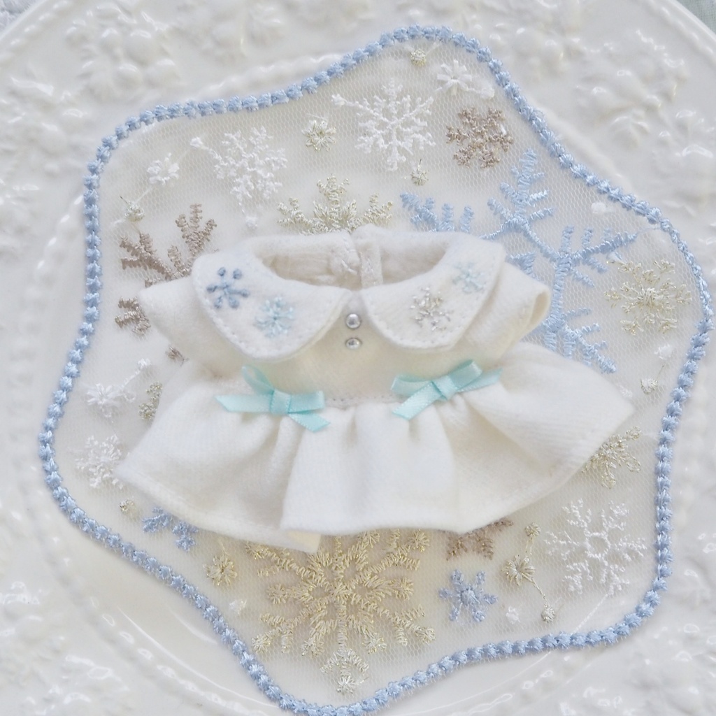 雪の結晶刺繍ワンピース