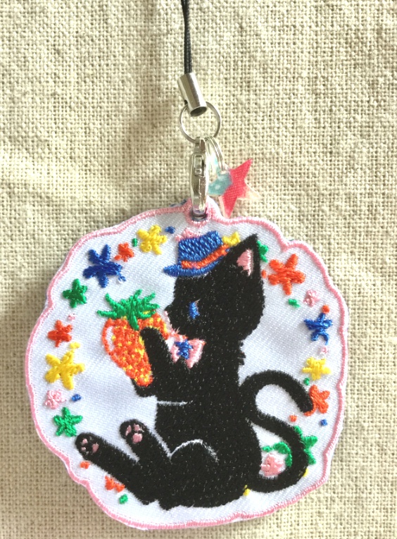 SALE＊刺繍ストラップ【いちごねこ】