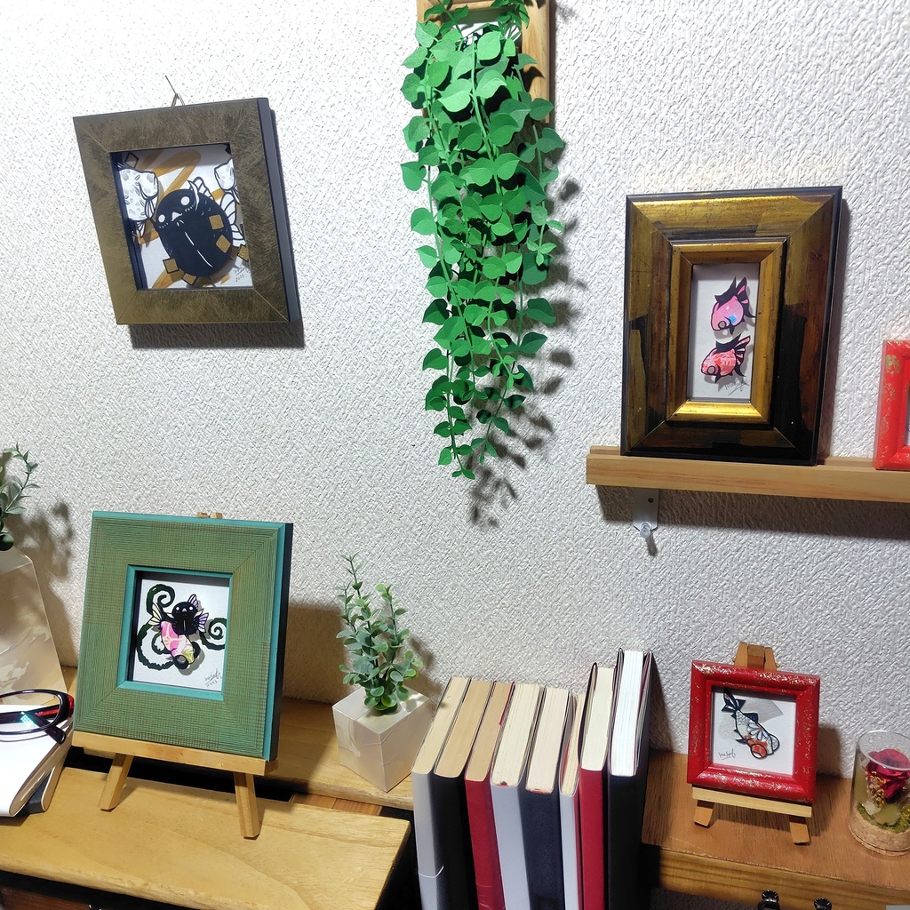 【切り絵原画】朝顔柄の頂天眼に掴まる化け金魚 ミニ額