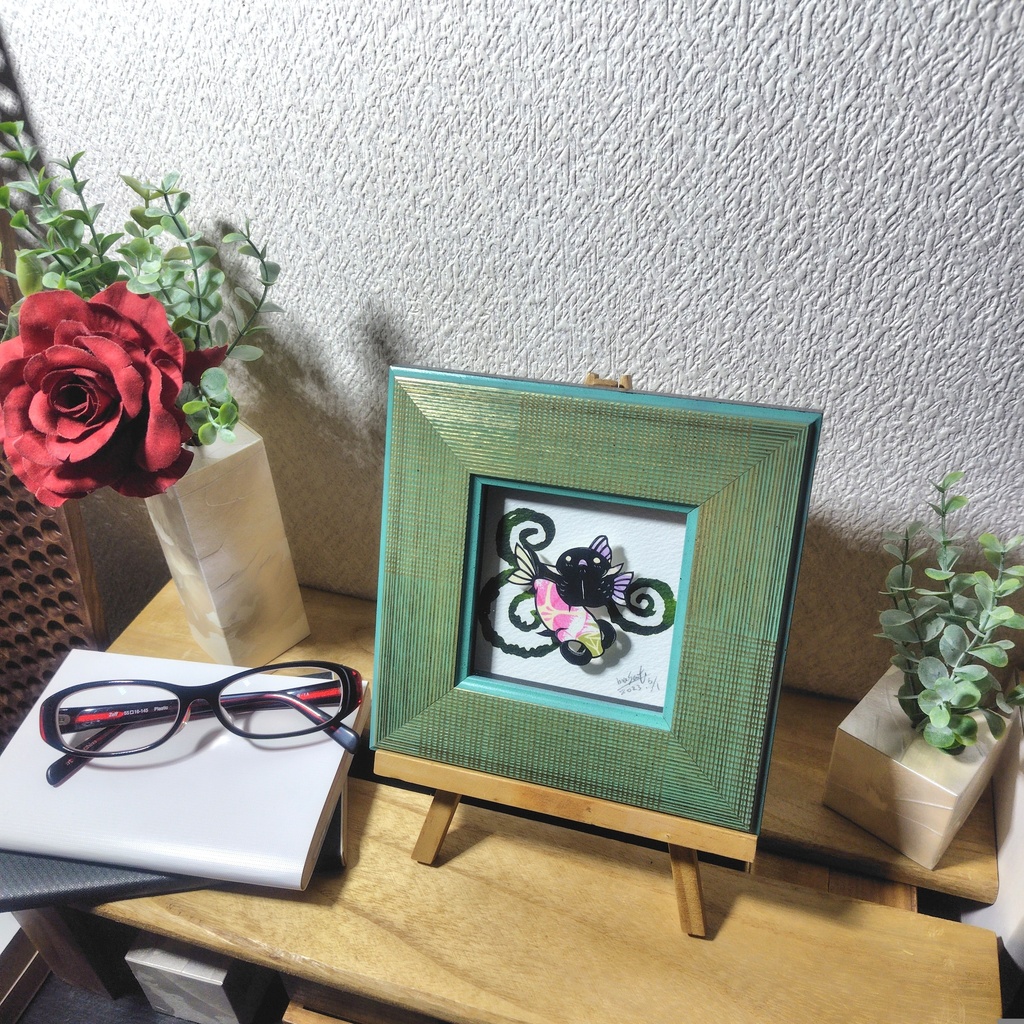 【切り絵原画】朝顔柄の頂天眼に掴まる化け金魚 ミニ額