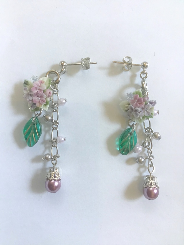 スミレブーケのピアス(サージカルステンレス)チャーム取り外し可(パーツ変更可)