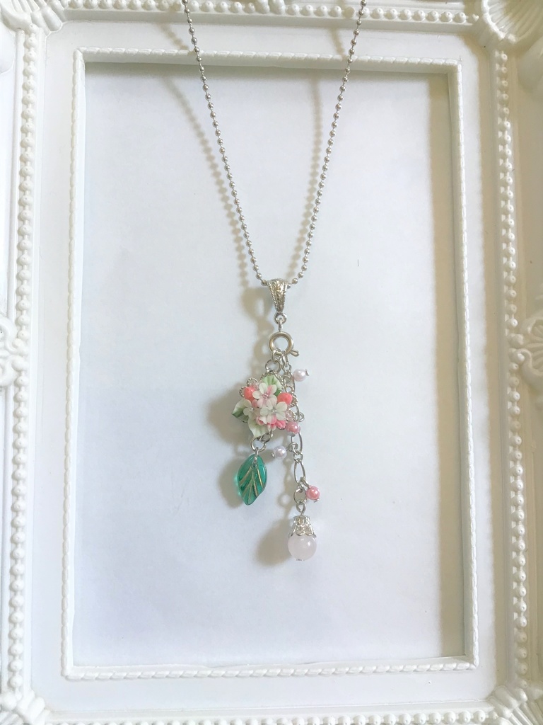 ピンクの苺ブーケネックレス(チャーム取り外し可)