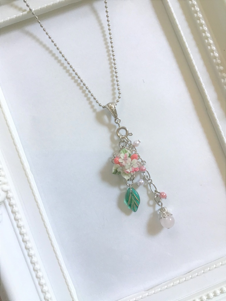 ピンクの苺ブーケネックレス(チャーム取り外し可)