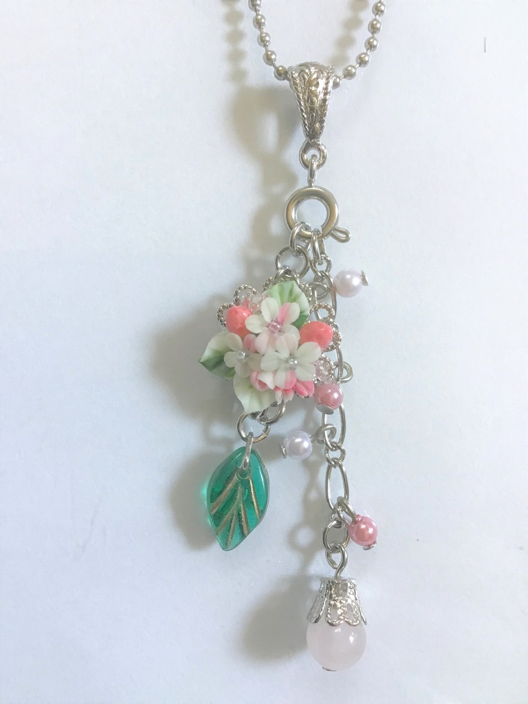 ピンクの苺ブーケネックレス(チャーム取り外し可)