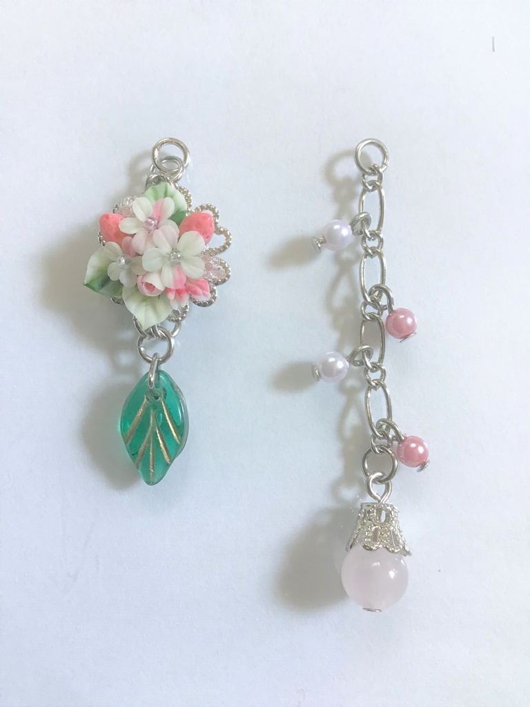 ピンクの苺ブーケピアス(サージカルステンレス)チャーム取り外し可(パーツ変更可)