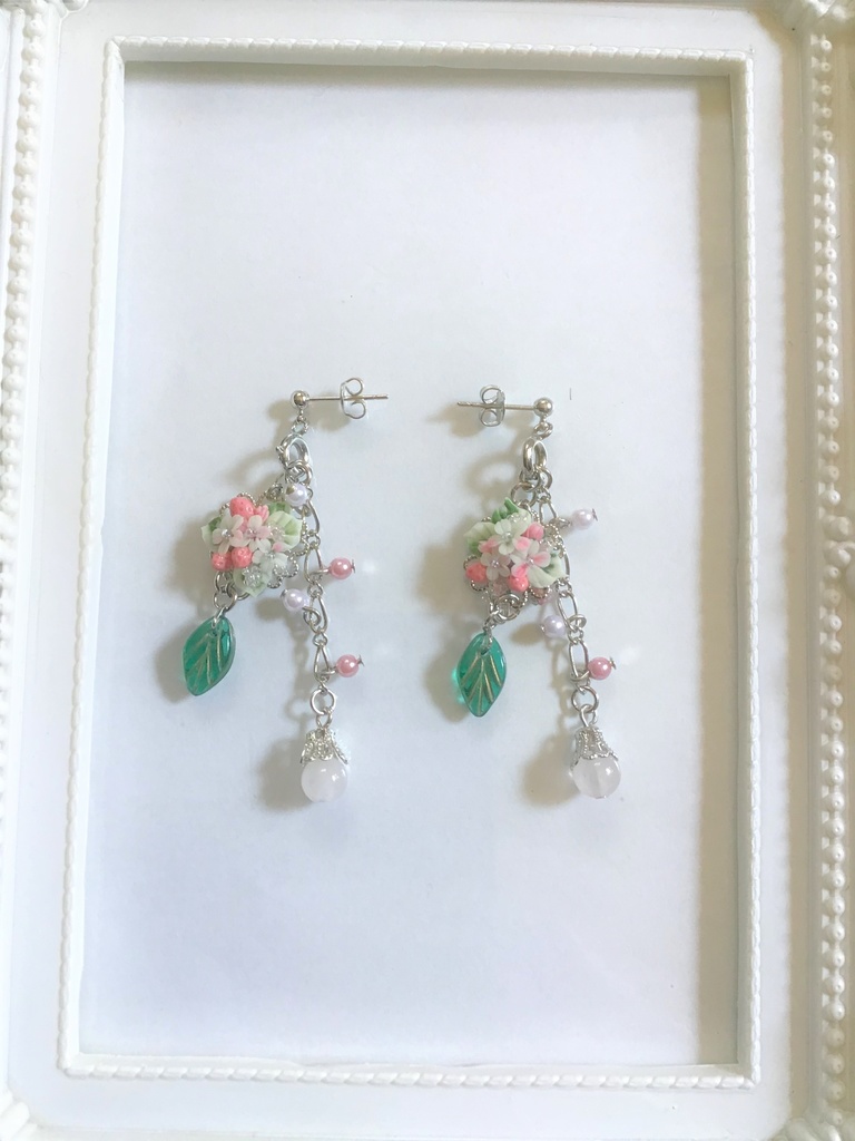 ピンクの苺ブーケピアス(サージカルステンレス)チャーム取り外し可(パーツ変更可)