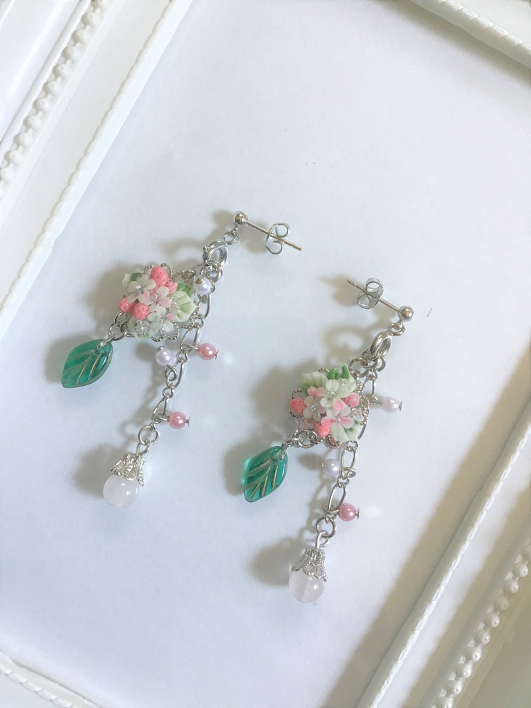 ピンクの苺ブーケピアス（サージカルステンレス）チャーム取り外し可（パーツ変更可）