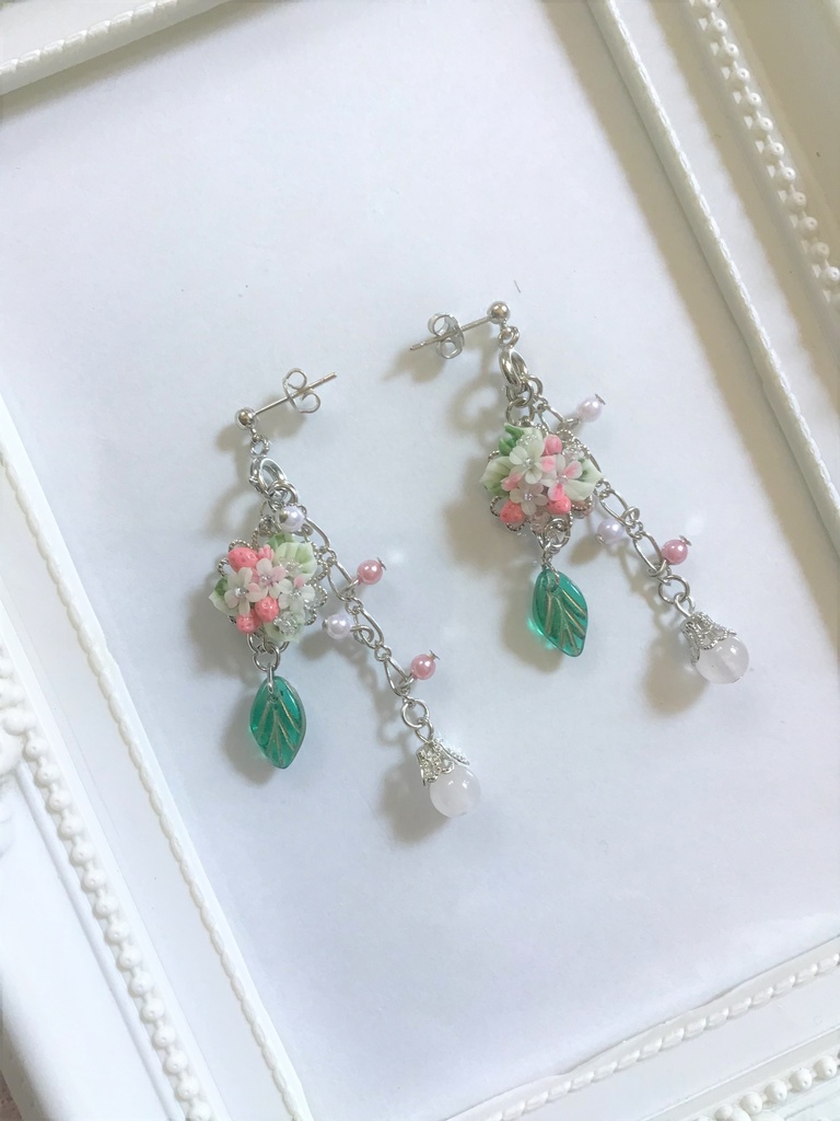 ピンクの苺ブーケピアス(サージカルステンレス)チャーム取り外し可(パーツ変更可)