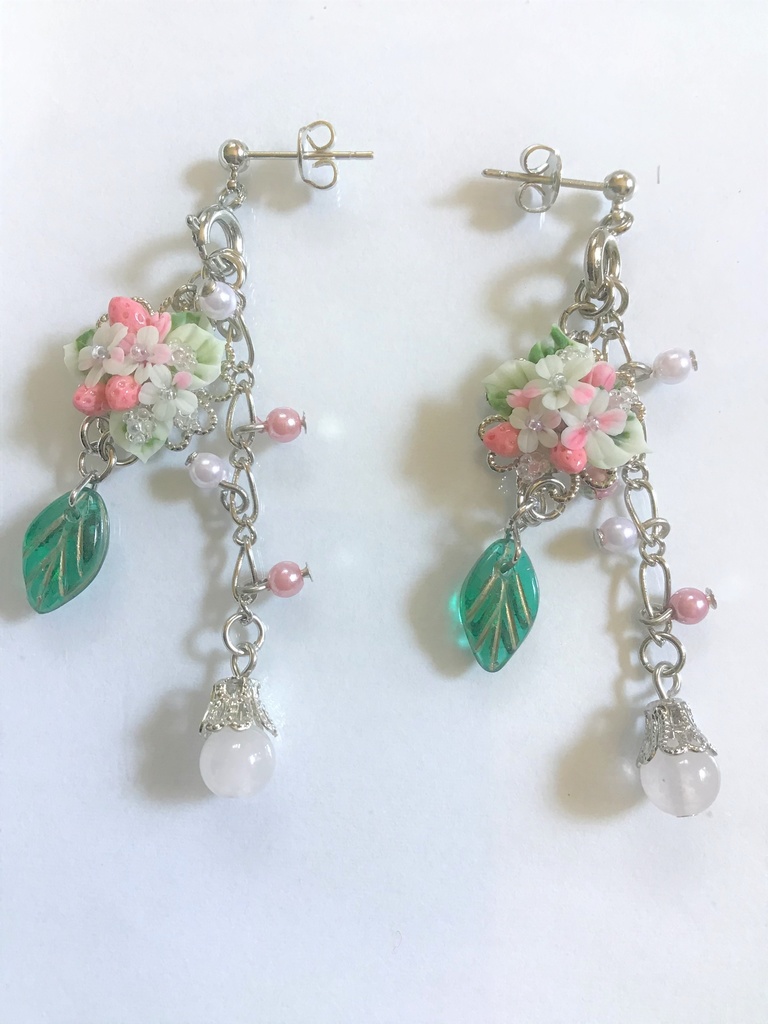 ピンクの苺ブーケピアス(サージカルステンレス)チャーム取り外し可(パーツ変更可)