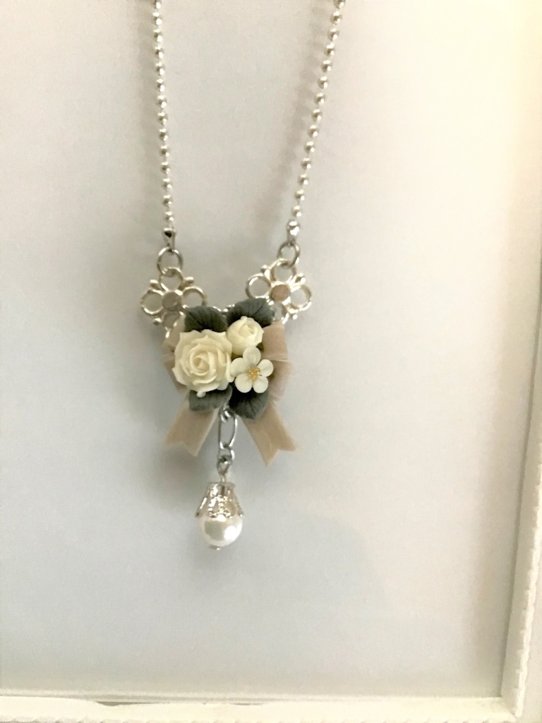 1 白薔薇のリボンブーケネックレス