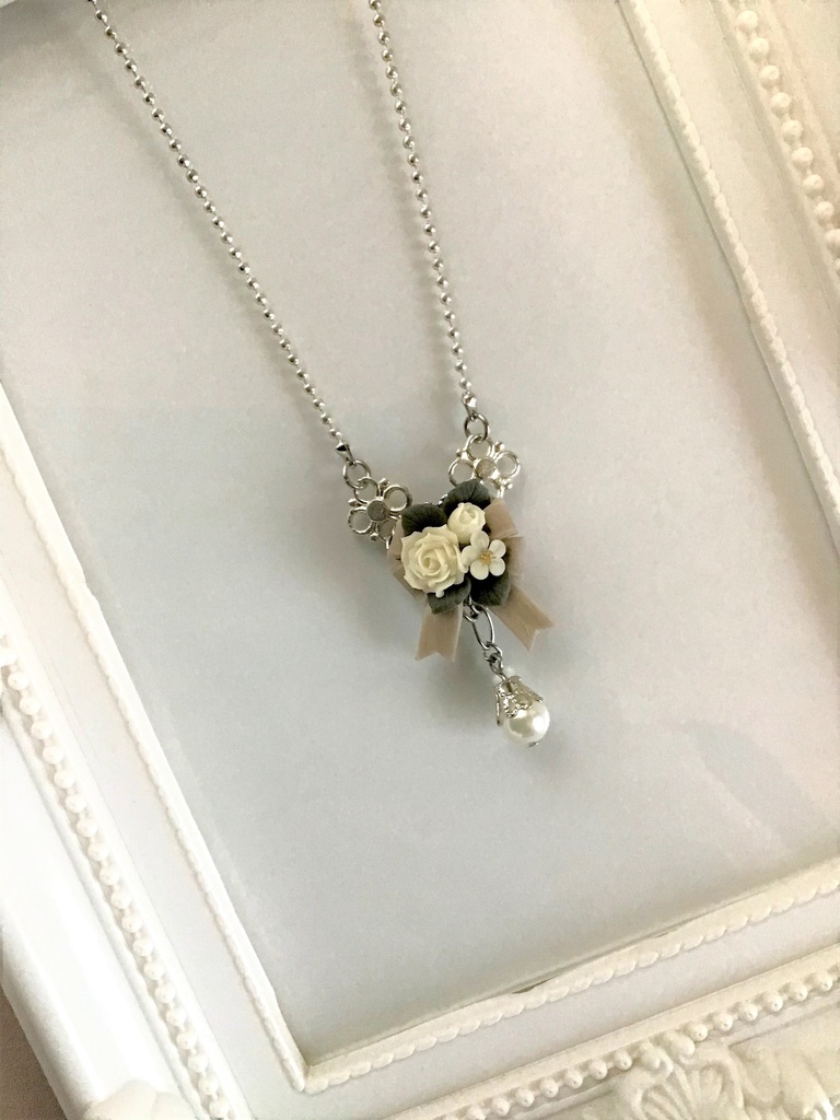 1 白薔薇のリボンブーケネックレス