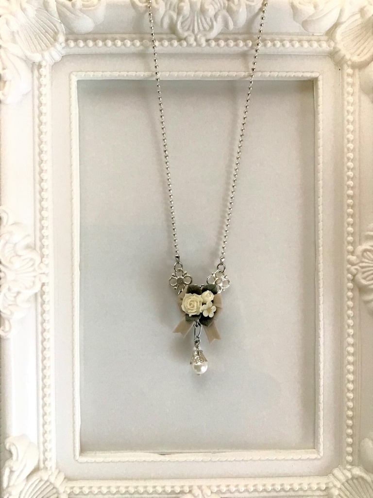 1 白薔薇のリボンブーケネックレス