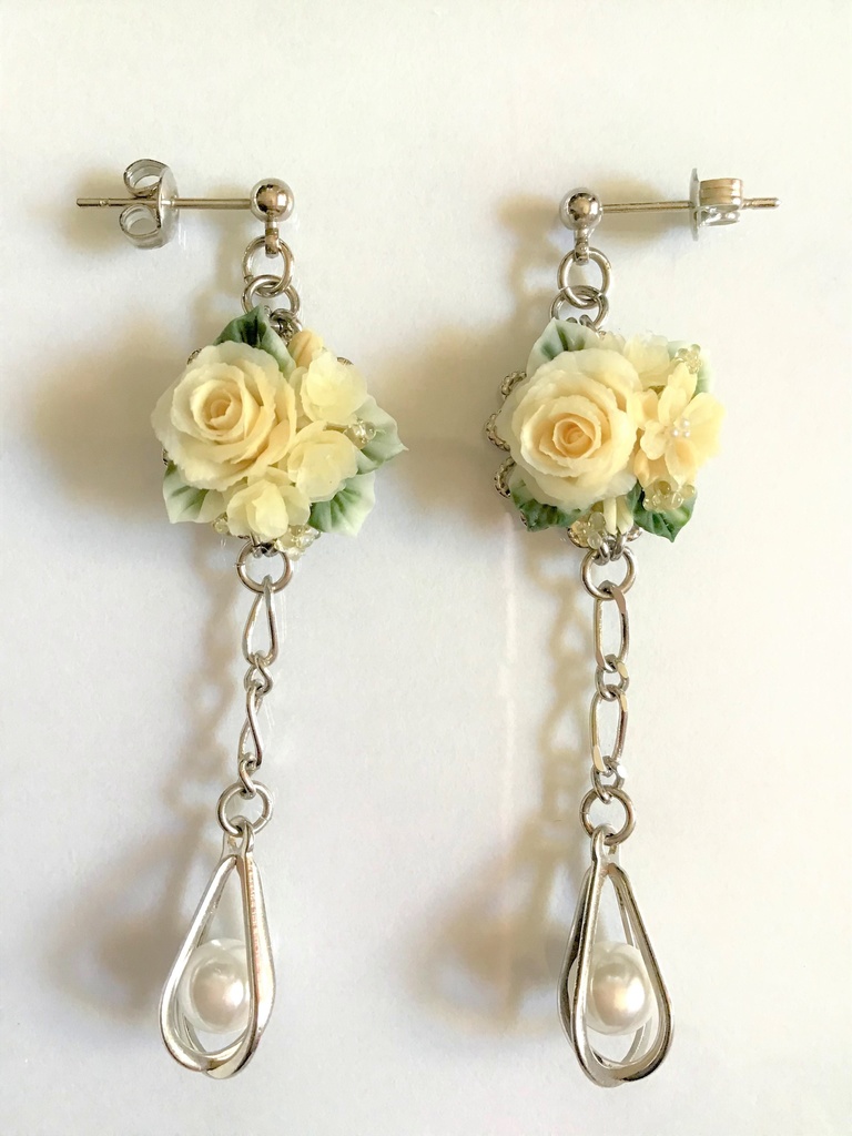 25 白薔薇ブーケのピアス(サージカルステンレス)パーツ変更可