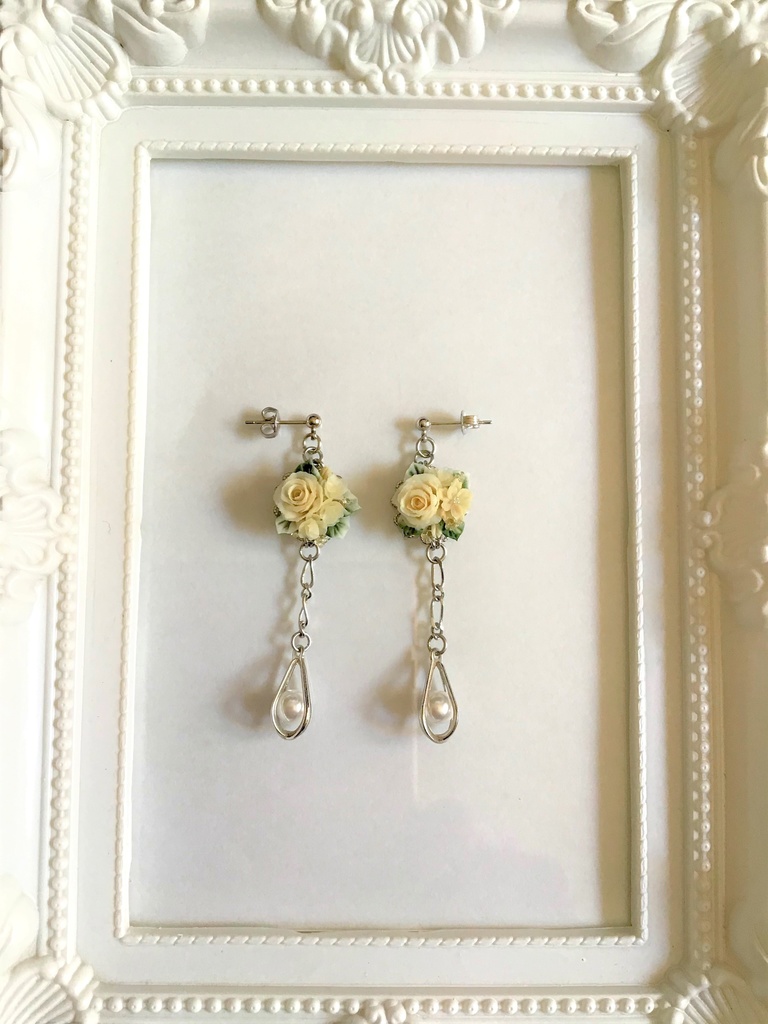 25 白薔薇ブーケのピアス(サージカルステンレス)パーツ変更可