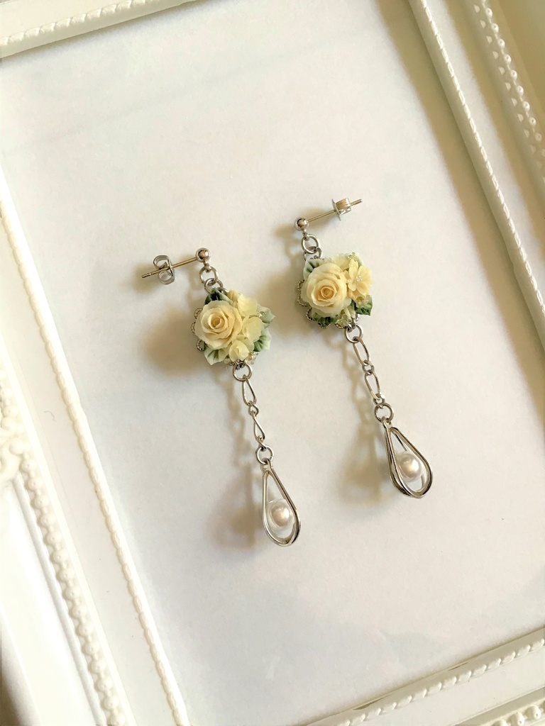 25 白薔薇ブーケのピアス(サージカルステンレス)パーツ変更可