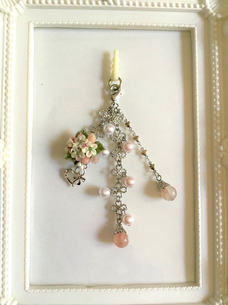 29 白ピンクの苺ブーケ3連イヤホンジャック/ストラップ/チャーム