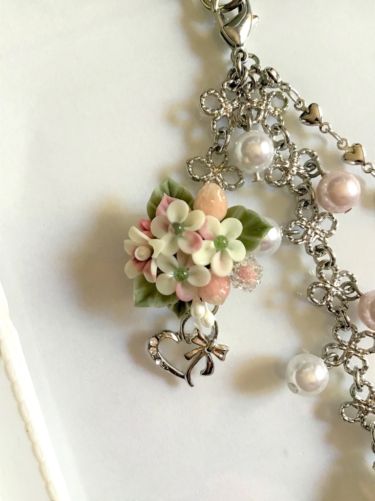 29 白ピンクの苺ブーケ3連イヤホンジャック/ストラップ/チャーム