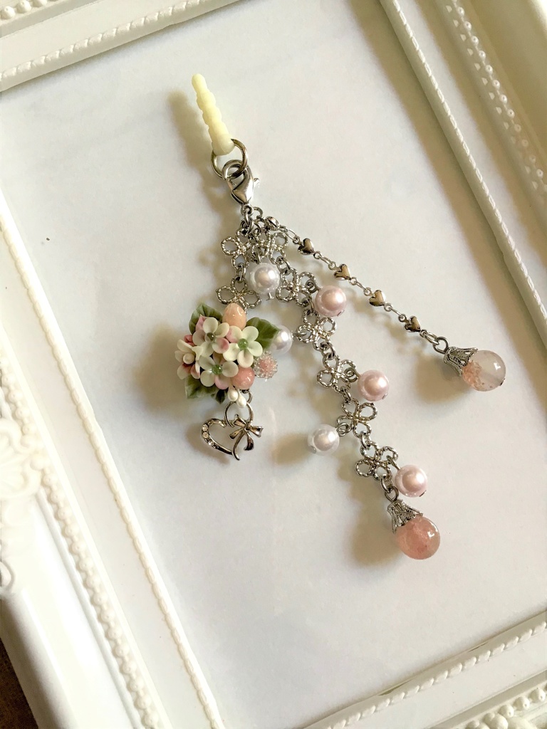 29 白ピンクの苺ブーケ3連イヤホンジャック/ストラップ/チャーム