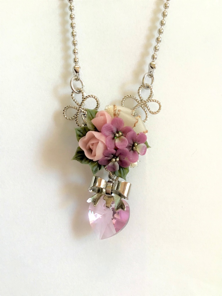 30 スミレブーケのネックレス