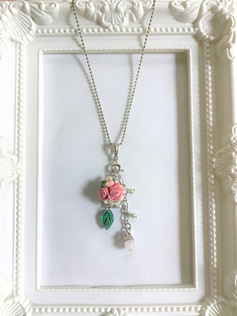 カップ咲きのバラブーケのネックレス(チャーム取り外し可)(再販不可)